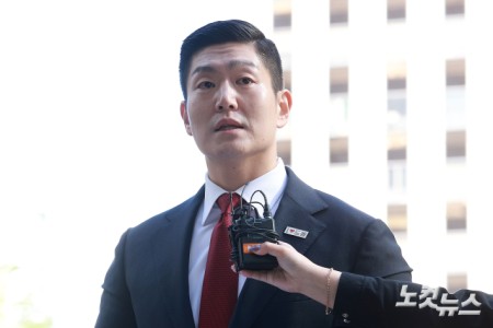 정원오 전 서울시장 후보의 성동구청장 재임 시절 멕시코 칸쿤 출장 관련 의혹을 제기한 국민의힘 김재섭 의원이 국정감사 첫날인 6일 오전 서울 마포구 서울경찰청 광역수사단 공공범죄수사대에 피의자 신분으로 출석하고 있다.