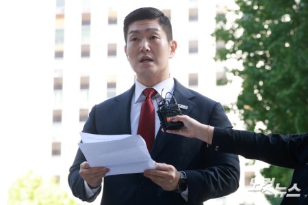 정원오 전 서울시장 후보의 성동구청장 재임 시절 멕시코 칸쿤 출장 관련 의혹을 제기한 국민의힘 김재섭 의원이 국정감사 첫날인 6일 오전 서울 마포구 서울경찰청 광역수사단 공공범죄수사대에 피의자 신분으로 출석하고 있다.