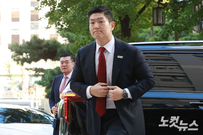 정원오 전 서울시장 후보의 성동구청장 재임 시절 멕시코 칸쿤 출장 관련 의혹을 제기한 국민의힘 김재섭 의원이 국정감사 첫날인 6일 오전 서울 마포구 서울경찰청 광역수사단 공공범죄수사대에 피의자 신분으로 출석하고 있다. 류영주 기자