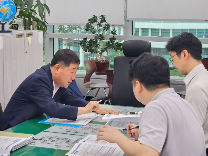 이재영 증평군수가 국토부를 찾아 관계자들에게 사업 내용을 건의하고 있다. 증평군 제공