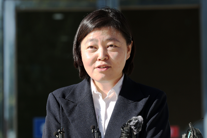 임은정 광주지방중대범죄수사청장이 6일 오전 전남광주 북구 중흥동 광주중수청 앞에서 출근길 약식 문답을 하며 취재진의 질문에 답하고 있다. 연합뉴스