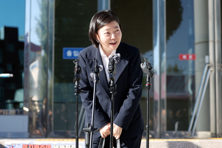 임은정 광주지방중대범죄수사청장이 6일 오전 전남광주 북구 중흥동 광주중수청 앞에서 출근길 약식 문답을 하며 취재진을 향해 발언하고 있다. 연합뉴스
