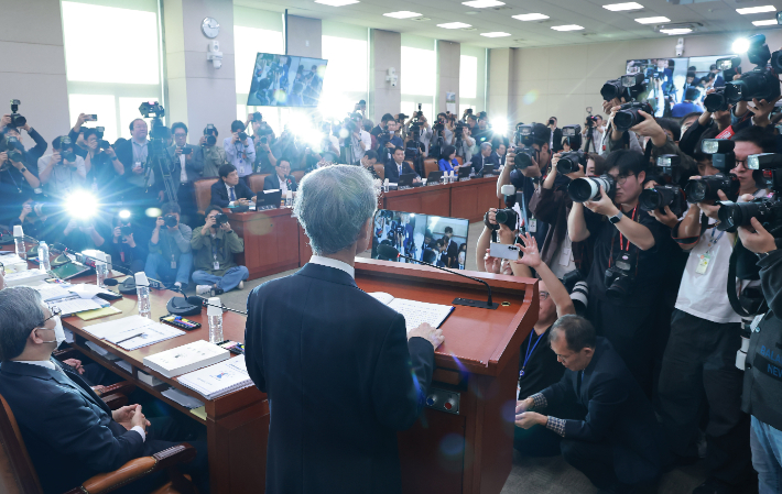 조희대 대법원장이 6일 국회 법제사법위원회에서 열린 대법원 등에 대한 국정감사에서 인사말하고 있다. 연합뉴스
