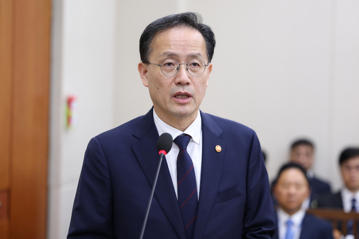 이형일 부총리 겸 재정경제부 장관이 6일 국회에서 열린 재정경제기획위원회 국정감사에서 업무 보고를 하고 있다. 연합뉴스