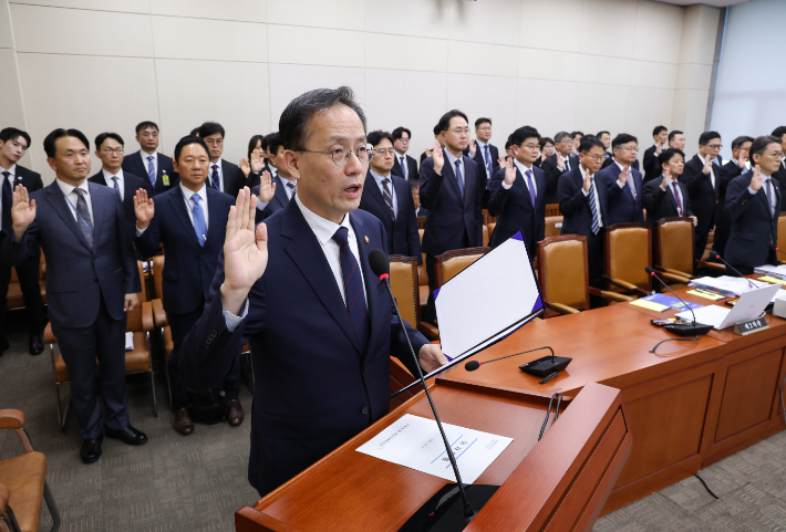 이형일 부총리 겸 재정경제부 장관이 6일 국회에서 열린 재정경제기획위원회 국정감사에서 증인 선서를 하고 있다. 연합뉴스
