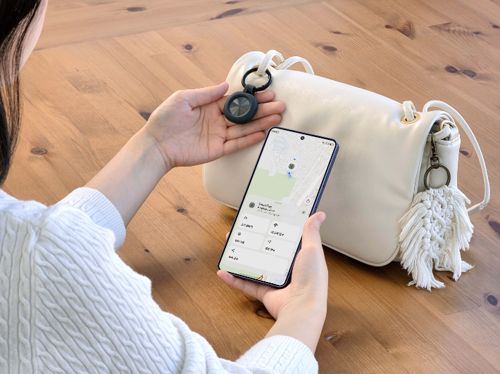 삼성전자 모델이 '갤럭시 스마트태그3'의 '스마트싱스 파인드(SmartThings Find)'로 위치를 확인하고 있다. 삼성전자 제공