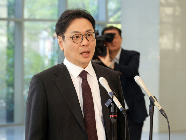 김기욱 초대 부산지방중대범죄수사청장이 6일 오전 부산 강서구 명지동 부산중수청 청사에서 첫 출근을 하며 기자들과 질의응답 하는 도어스테핑을 하고 있다. 연합뉴스