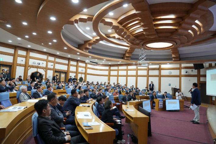 송영길·양부남 국회의원은 지난 5일 국회의원회관 제1소회의실에서 '광주 군공항 조기 이전을 위한 정책토론회'를 공동 주최했다. 송영길 의원실 제공