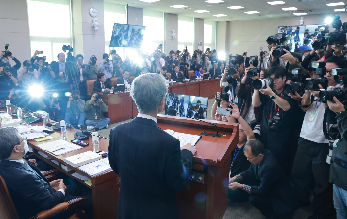 조희대 대법원장이 6일 국회 법제사법위원회에서 열린 대법원 등에 대한 국정감사에서 인사말하고 있다. 연합뉴스