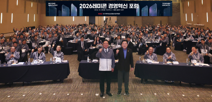 (왼쪽부터) 배조웅 한국레미콘공업협동조합연합회장 / 김기문 중소기업중앙회장.중기중앙회 제공