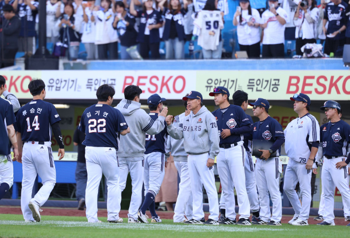 두산 선수단이 5일 삼성과 대구 원정 승리 뒤 하이파이브하는 모습. 두산 베어스 