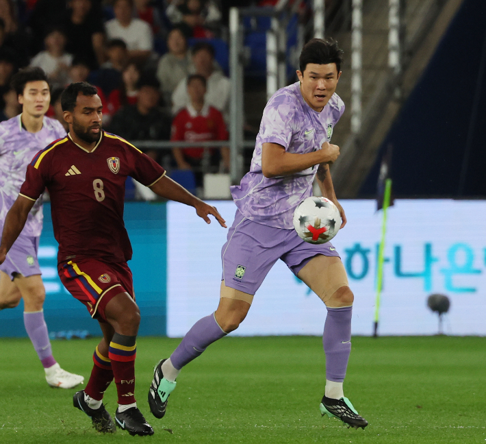 지난 2일 울산 문수축구경기장에서 열린 대한민국과 베네수엘라의 축구 국가대표팀 평가전. 한국 김민재가 수비 진영에서 공을 몰아 나오고 있다. 연합뉴스