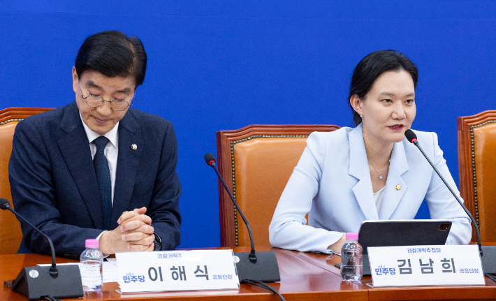 (오른쪽)더불어민주당 김남희 의원. 연합뉴스