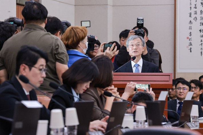조희대 대법원장이 6일 국회 법제사법위원회에서 열린 대법원 등에 대한 국정감사에서 인사말하고 있다. 연합뉴스