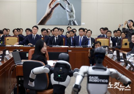 배경훈 부총리 겸 과학기술정보통신부 장관이 6일 국회 과학기술정보방송통신위원회 국정감사에 출석해 중국산 휴머노이드 로봇의 시연을 지켜보고 있다.