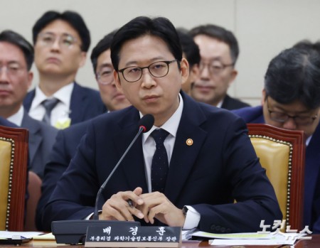 질의에 답하는 배경훈 부총리