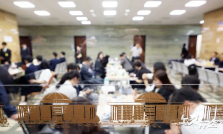 국정감사 시작…피감기관 관계자들 붐비는 국회