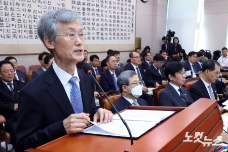 조희대 대법원장이 6일 서울 여의도 국회에서 열린 법제사법위원회의 대법원 등에 대한 국정감사에 출석해 인사말을 하고 있다.