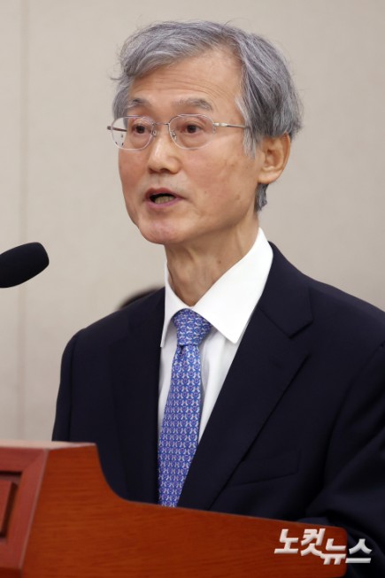 조희대 대법원장이 6일 서울 여의도 국회에서 열린 법제사법위원회의 대법원 등에 대한 국정감사에 출석해 인사말을 하고 있다.