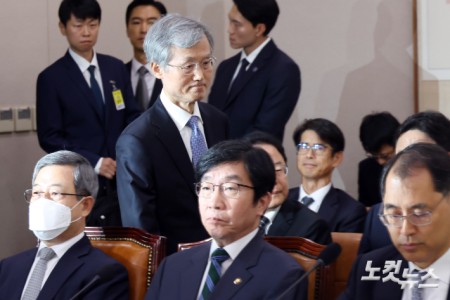 조희대 대법원장이 6일 서울 여의도 국회에서 열린 법제사법위원회의 대법원 등에 대한 국정감사에 출석하고 있다.