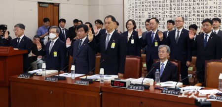 조희대 대법원장이 6일 서울 여의도 국회에서 열린 법제사법위원회의 대법원 등에 대한 국정감사에 출석해 증인선서를 거부하고 자리에 앉아 있다.
