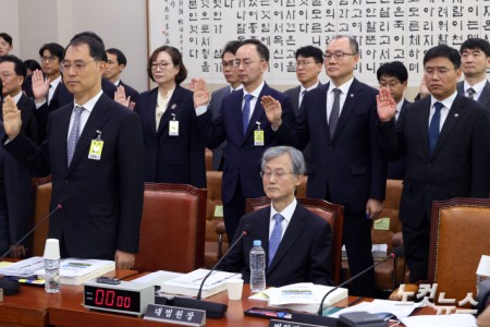 조희대 대법원장이 6일 서울 여의도 국회에서 열린 법제사법위원회의 대법원 등에 대한 국정감사에 출석해 증인선서를 거부하고 자리에 앉아 있다.