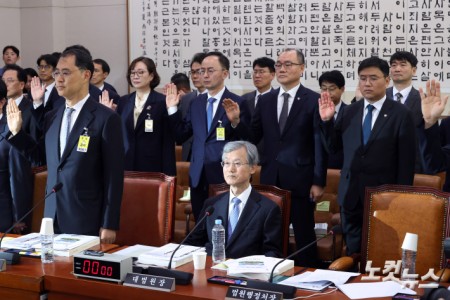 조희대 대법원장이 6일 서울 여의도 국회에서 열린 법제사법위원회의 대법원 등에 대한 국정감사에 출석해 증인선서를 거부하고 자리에 앉아 있다.