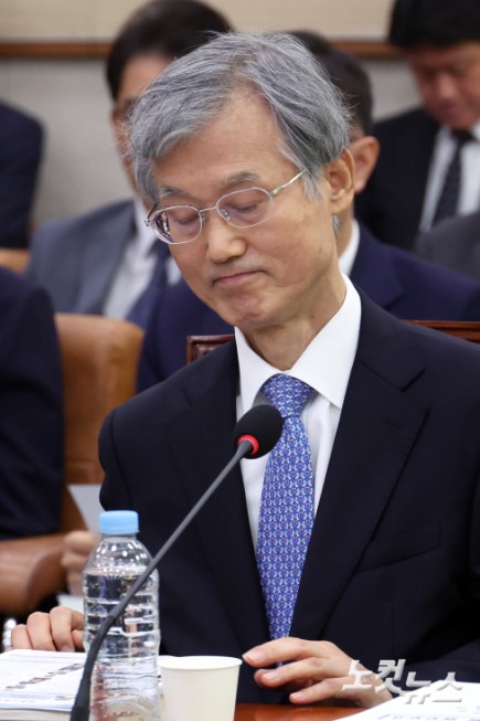 조희대 대법원장이 6일 서울 여의도 국회에서 열린 법제사법위원회의 대법원 등에 대한 국정감사에서 굳은 표정을 짓고 있다.