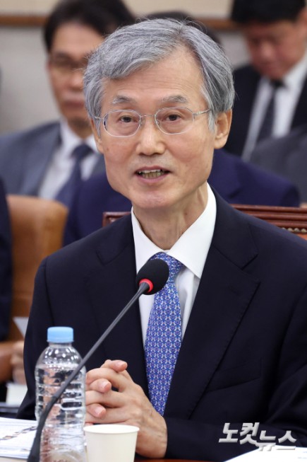 조희대 대법원장이 6일 서울 여의도 국회에서 열린 법제사법위원회의 대법원 등에 대한 국정감사에서 의원 질의에 답변을 하고 있다.