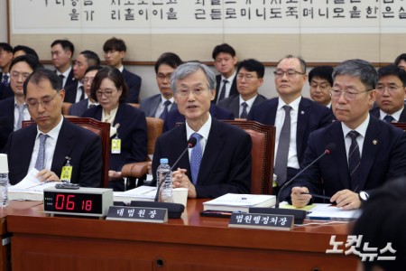 조희대 대법원장이 6일 서울 여의도 국회에서 열린 법제사법위원회의 대법원 등에 대한 국정감사에서 의원 질의에 답변을 하고 있다.