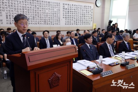 노경필 법원행정처장이 6일 서울 여의도 국회에서 열린 법제사법위원회의 대법원 등에 대한 국정감사에서 업무보고를 하고 있다.