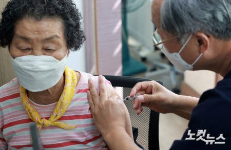 6일 서울 서대문구의 한 병원에서 어르신이 독감 예방주사를 맞고 있다. 질병관리청에 따르면 6일부터 65세 이상 어르신 대상 인플루엔자(독감) 국가예방접종이 연령대별로 순차적으로 개시된다. 75세 이상은 6일, 70~74세는 12일, 65~69세는 15일부터 각각 시작된다. 독감 및 코로나19 국가예방접종은 주소지와 관계없이 가까운 위탁의료기관 및 보건소에서 접종 가능하다.