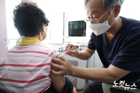 6일 서울 서대문구의 한 병원에서 어르신이 예방주사를 맞고 있다. 질병관리청에 따르면 6일부터 65세 이상 어르신 대상 인플루엔자(독감) 국가예방접종이 연령대별로 순차적으로 개시된다. 75세 이상은 6일, 70~74세는 12일, 65~69세는 15일부터 각각 시작된다. 독감 및 코로나19 국가예방접종은 주소지와 관계없이 가까운 위탁의료기관 및 보건소에서 접종 가능하다.