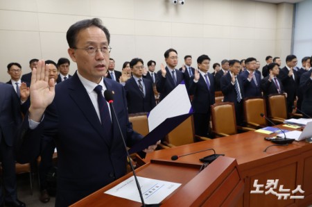 국감 선서하는 이형일 부총리