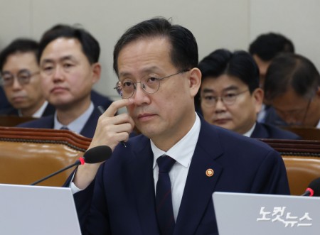 질의 듣는 이형일 부총리