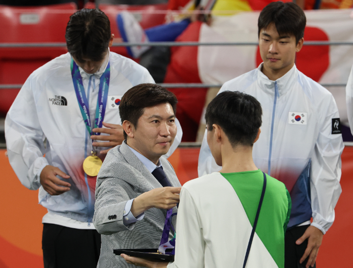 지난 3일 일본 아이치현 도요타 스타디움에서 열린 2026 아이치·나고야 아시안게임 남자 축구 시상식에서 유승민 대한체육회장(사진 가운데)이 한국 선수들에게 금메달을 수여하고 있다. 연합뉴스