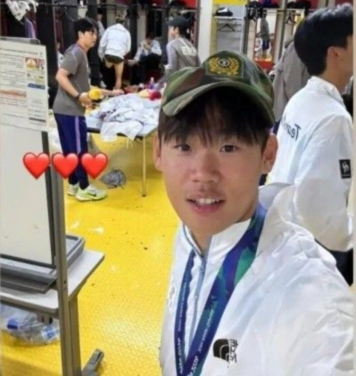 박승수(뉴캐슬)가 자신의 소셜네트워크서비스(SNS)에 전역모를 착용한 사진을 올려 비판을 받았다. 박승수 SNS 사진 캡처 