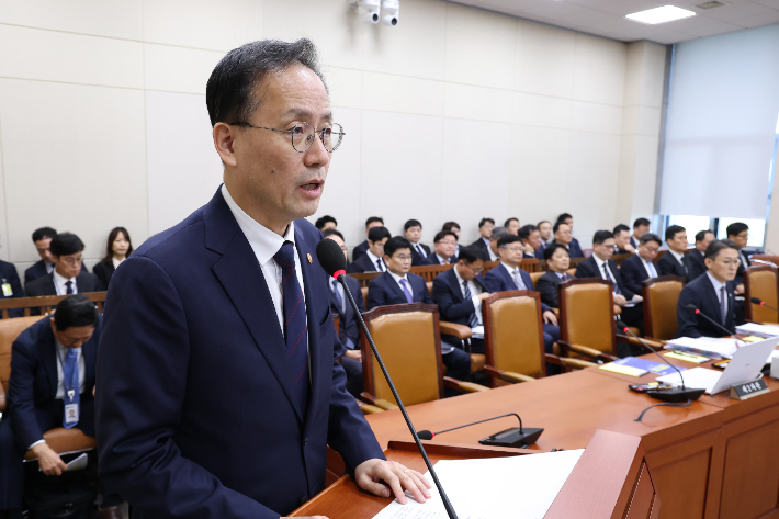이형일 부총리 겸 재정경제부 장관이 6일 국회에서 열린 재정경제기획위원회 국정감사에서 업무 보고를 하고 있다. 연합뉴스