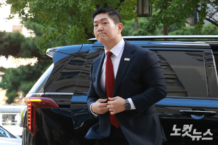 정원오 전 서울시장 후보의 성동구청장 재임 시절 멕시코 칸쿤 출장 관련 의혹을 제기한 국민의힘 김재섭 의원이 국정감사 첫날인 6일 오전 서울 마포구 서울경찰청 광역수사단 공공범죄수사대에 피의자 신분으로 출석하고 있다. 류영주 기자