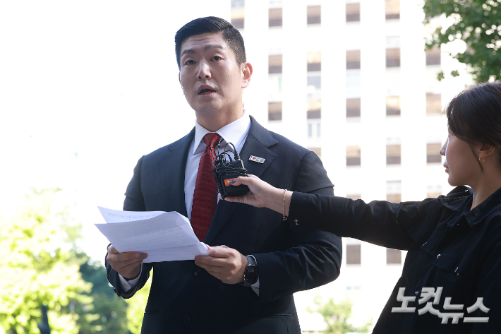 정원오 전 서울시장 후보의 성동구청장 재임 시절 멕시코 칸쿤 출장 관련 의혹을 제기한 국민의힘 김재섭 의원이 국정감사 첫날인 6일 오전 서울 마포구 서울경찰청 광역수사단 공공범죄수사대에 피의자 신분으로 출석하고 있다. 류영주 기자