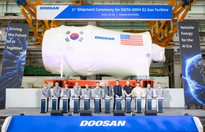6일 두산에너빌리티 창원 본사에서 개최된 380MW 가스터빈 출하식에서 스페이스XAI 주요 관계자들과 손승우 파워서비스BG장(사진 가운데)을 비롯한 두산에너빌리티 임직원이 기념 촬영하고 있다. 두산에너빌 제공