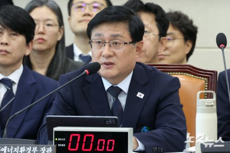 의원 질의에 답변하는 김성환 기후에너지환경부 장관