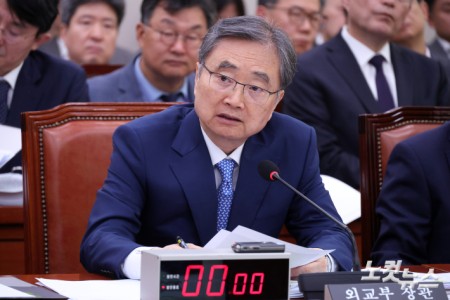 의원 질의에 답변하는 조현 외교부 장관
