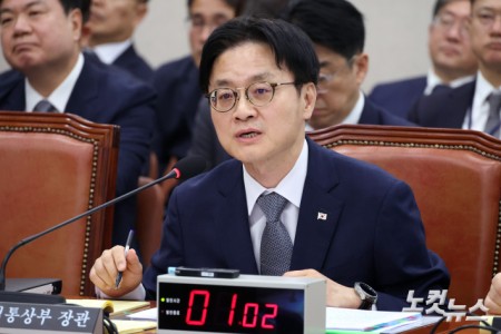 김정관 산업통상부 장관이 6일 서울 여의도 국회에서 열린 산업통상자원중소벤처기업위원회의 산업통상부 국정감사에서 의원 질의에 답변을 하고 있다.