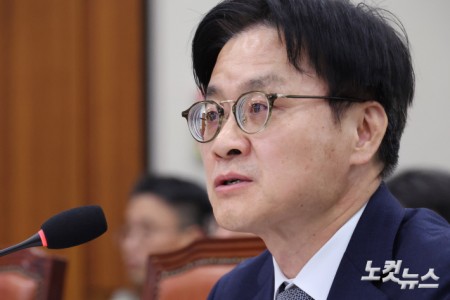 김정관 산업통상부 장관이 6일 서울 여의도 국회에서 열린 산업통상자원중소벤처기업위원회의 산업통상부 국정감사에서 의원 질의에 답변을 하고 있다.
