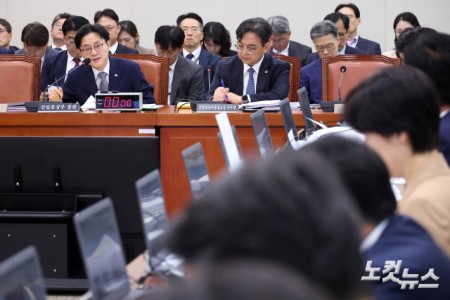 김정관 산업통상부 장관이 6일 서울 여의도 국회에서 열린 산업통상자원중소벤처기업위원회의 산업통상부 국정감사에서 의원 질의에 답변을 하고 있다.