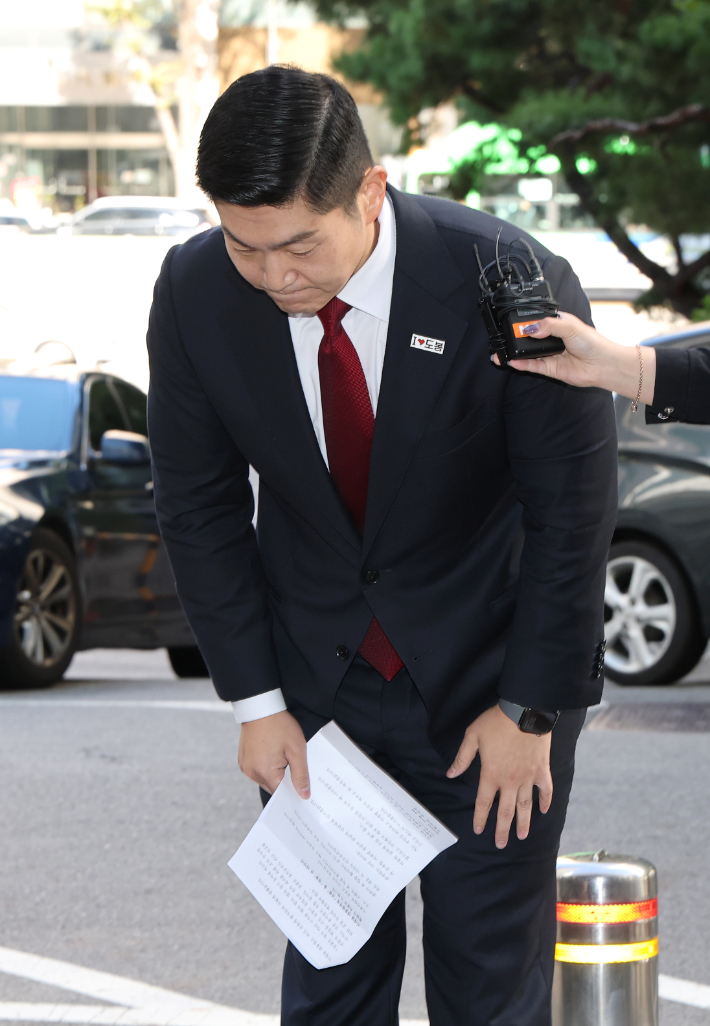 국민의힘 김재섭 의원이 국정감사 첫날인 6일 서울 마포구 서울경찰청 광역수사단 공공범죄수사대에 피의자 신분으로 출석하고 있다. 연합뉴스