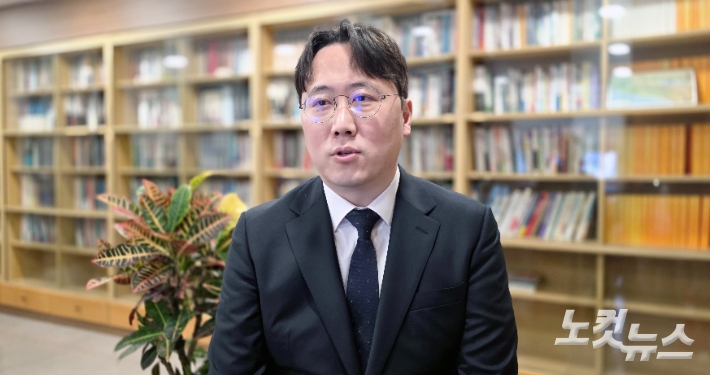 인터뷰를 하고 있는 부산서문교회 박남주 목사. 이강현 기자