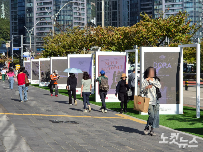 제31회 부산국제영화제 개막식을 앞둔 6일 오후 부산 영화의전당 일대에 관객들 발길이 이어지고 있다. 정혜린 기자