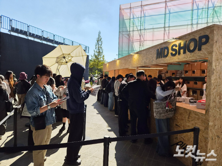 제31회 부산국제영화제 개막식을 앞둔 6일 오후 부산 영화의전당 행사장 일대에 영화제 '굿즈'를 구매하려는 줄이 길게 늘어섰다. 정혜린 기자